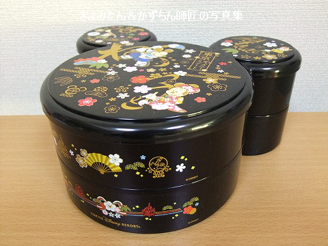 年 ニューイヤーグッズ ミッキー型お重に入った菓子詰め合わせ きよみたん かずちん師匠の写真集 ブログ 年 ニューイヤーグッズ ミッキー型お重に入った菓子詰め合わせ きよみたん かずちん師匠の写真集 ブログ