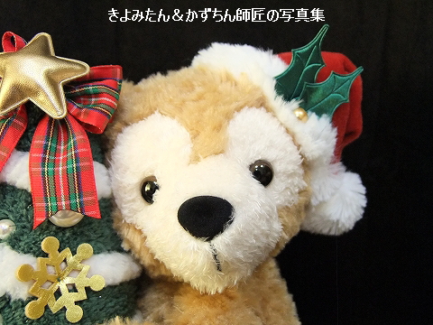 クリスマスプレゼントに小さなダッフィーを抱いたサンタクロースミッキー