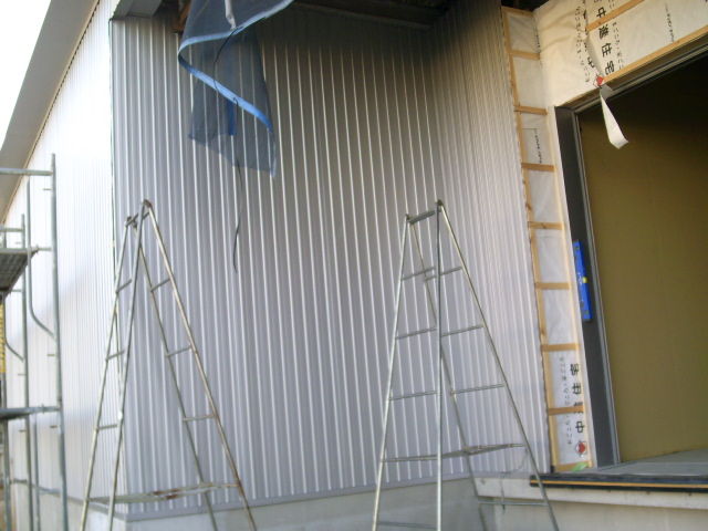 新潟県三条市の屋根外壁リフォーム専門店遠藤組 角波カラーガルバリウム鋼板貼り作業 新潟県三条市屋根外壁塗装リフォーム専門店遠藤組 遠藤板金工業有限会社 0256 32 5559
