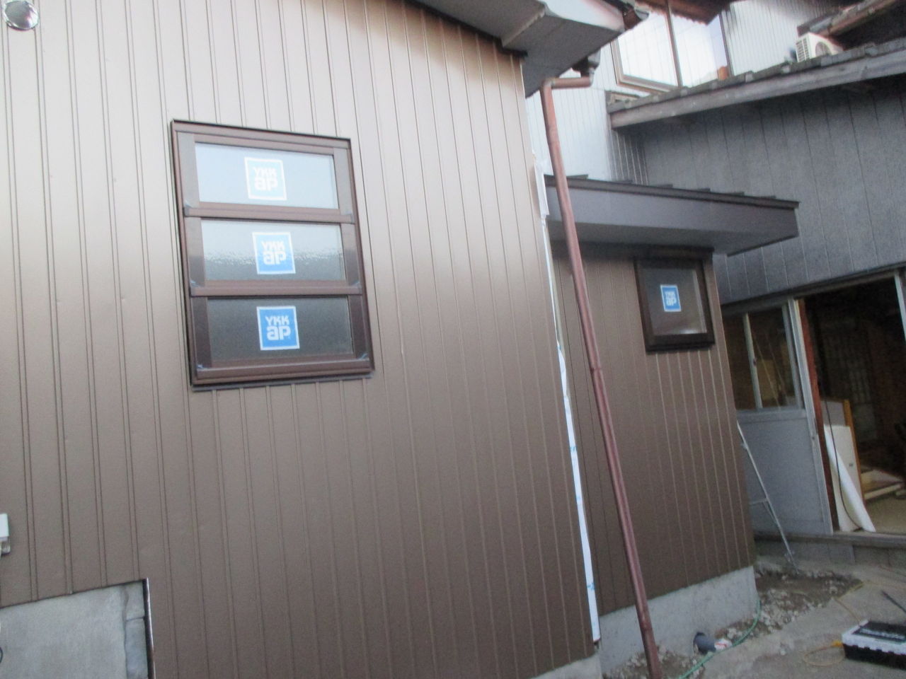 新潟県三条市の屋根外壁塗装リフォーム専門店遠藤組 外壁角波カラーｇｌ０ ３５貼り 新潟県三条市屋根外壁塗装リフォーム専門店遠藤組 遠藤板金工業有限会社 0256 32 5559