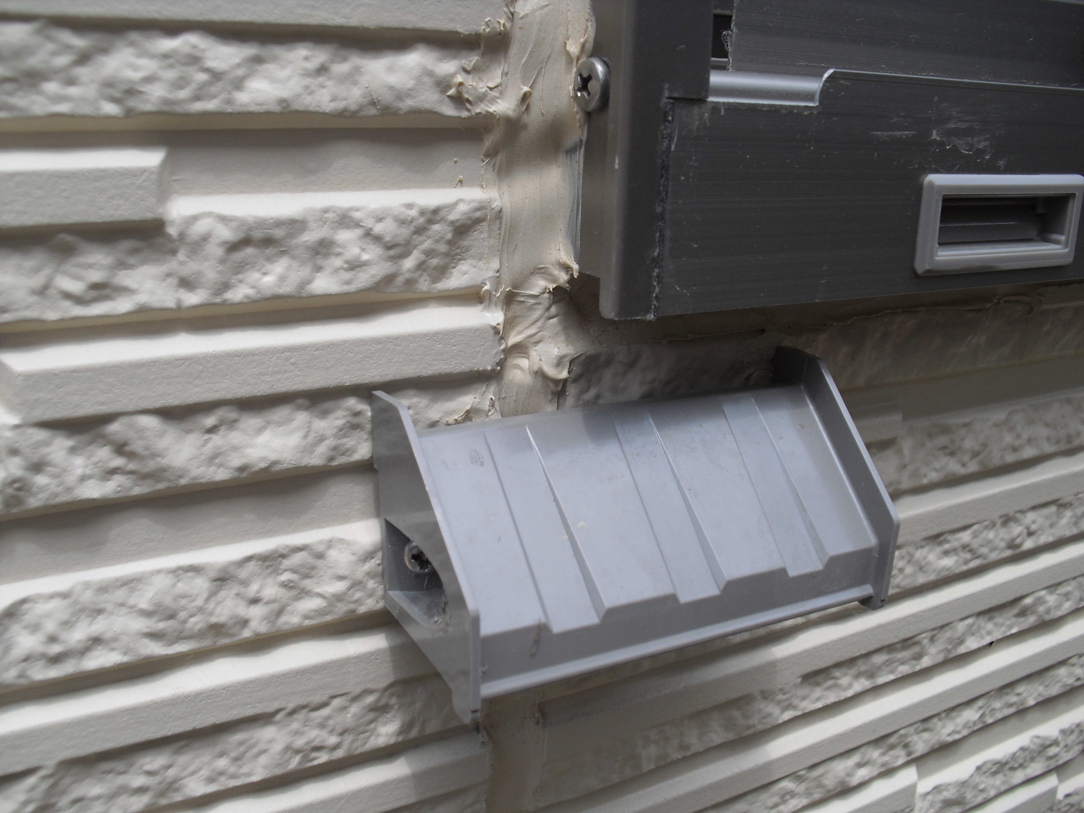 新潟県三条市屋根外壁塗装リフォーム専門店遠藤組 伝い水防止水切り 新潟県三条市屋根外壁塗装リフォーム専門店遠藤組 遠藤板金工業有限会社 0256 32 5559 新潟県三条市屋根外壁塗装リフォーム専門店遠藤組 伝い水防止水切り 新潟県三条市屋根外壁塗装リフォーム専門店遠藤組 遠藤板金工業有限会社 0256 32 5559