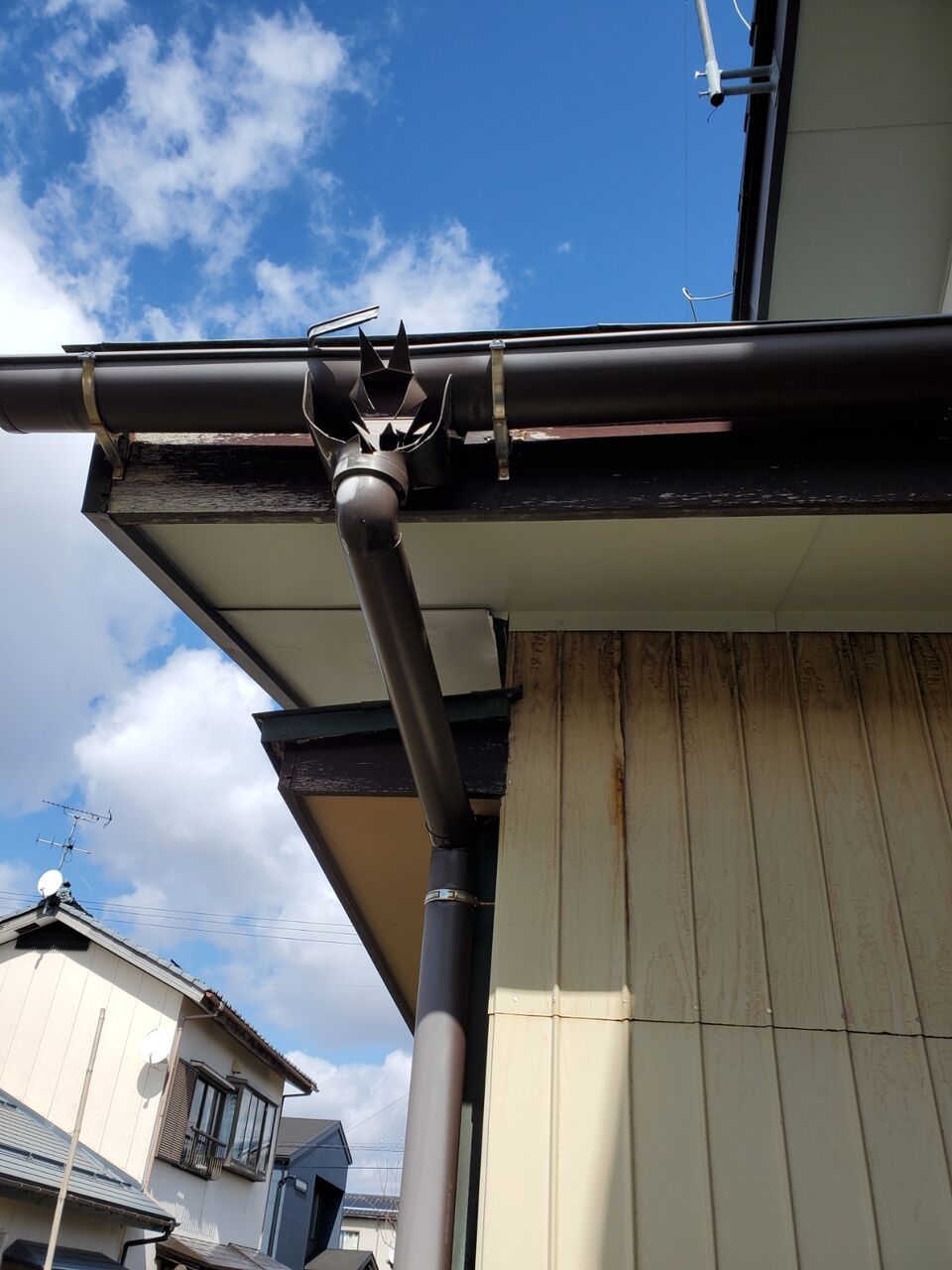 雨樋修理 新潟県三条市屋根外壁塗装リフォーム専門店遠藤組 遠藤板金工業有限会社 0256 32 5559