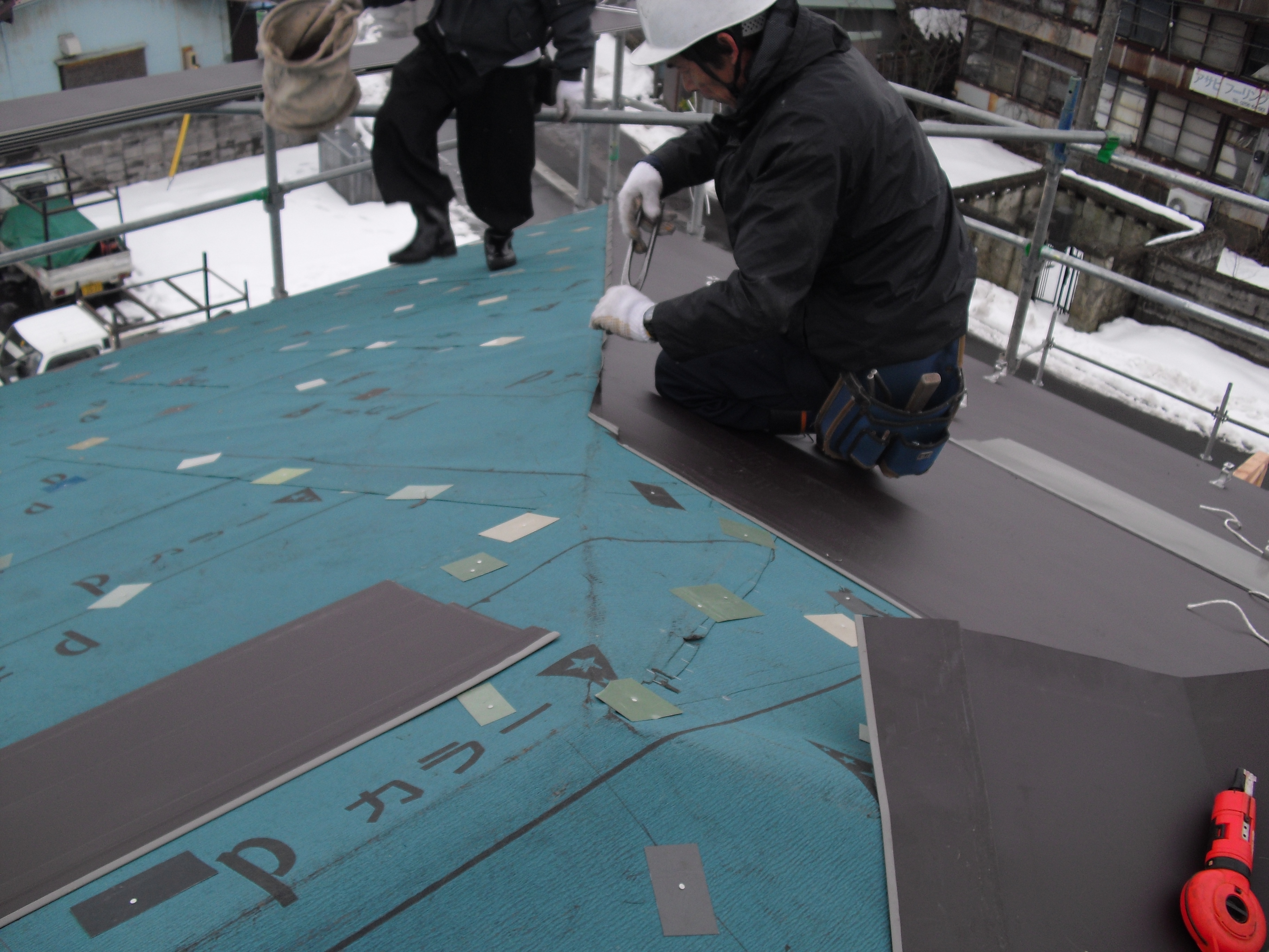 横葺屋根カラーステンレス０ ３５ 横葺屋根の施工風景 新潟県三条市屋根外壁塗装リフォーム専門店遠藤組 遠藤板金工業有限会社 0256 32 5559