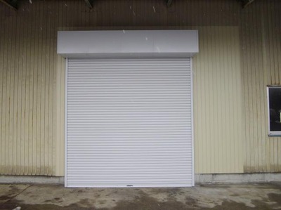 電動シャッターの取り替え工事です。