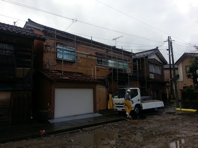 新潟県三条市の屋根外壁塗装リフォーム専門店遠藤組 雨樋取り替え工事の為の仮設足場