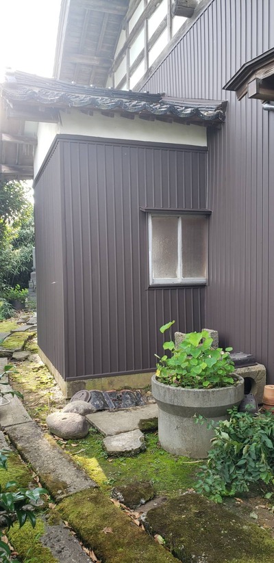 新潟県三条市の屋根外壁塗装リフォーム専門店「遠藤組」外壁がルバリウム鋼板でカバー工事