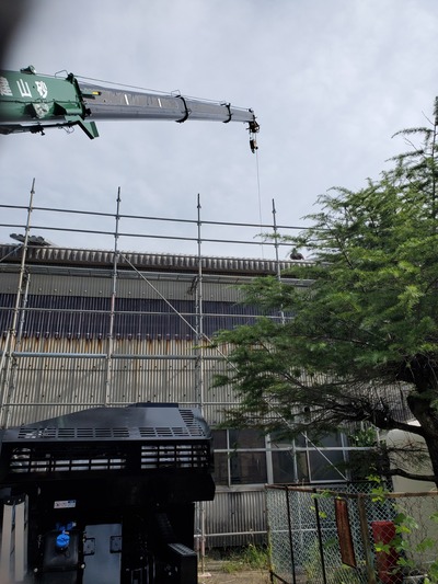 新潟県三条市の屋根外壁塗装リフォーム専門店遠藤板金工業有限会社 屋根カバー工事、クレーン荷上げ作業