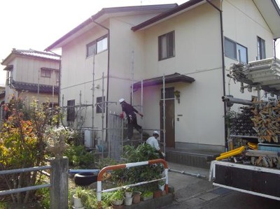 新潟三条屋根外壁塗装リフォーム専門店《遠藤組》足場掛かりました。