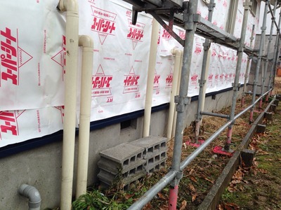 新潟県三条市屋根外壁リフォーム専門店《遠藤組》通気シート貼り、土台水切り取り付け