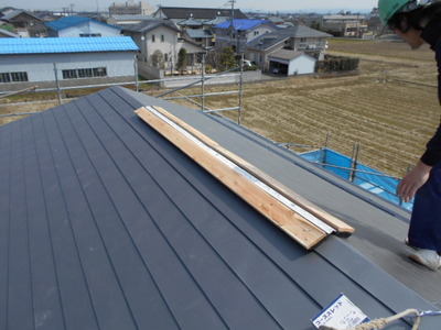 新潟県燕三条(県央)の屋根外壁塗装リフォーム専門店 遠藤組 ガルバリウム鋼板屋根(換気棟付き)