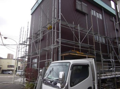 新潟県三条市の屋根外壁リフォーム専門店《遠藤組》遠藤板金工業 足場の解体作業