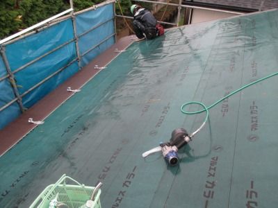 新潟県三条市の屋根外壁塗装リフォーム専門店遠藤組 横葺カラーGL葺き作業
