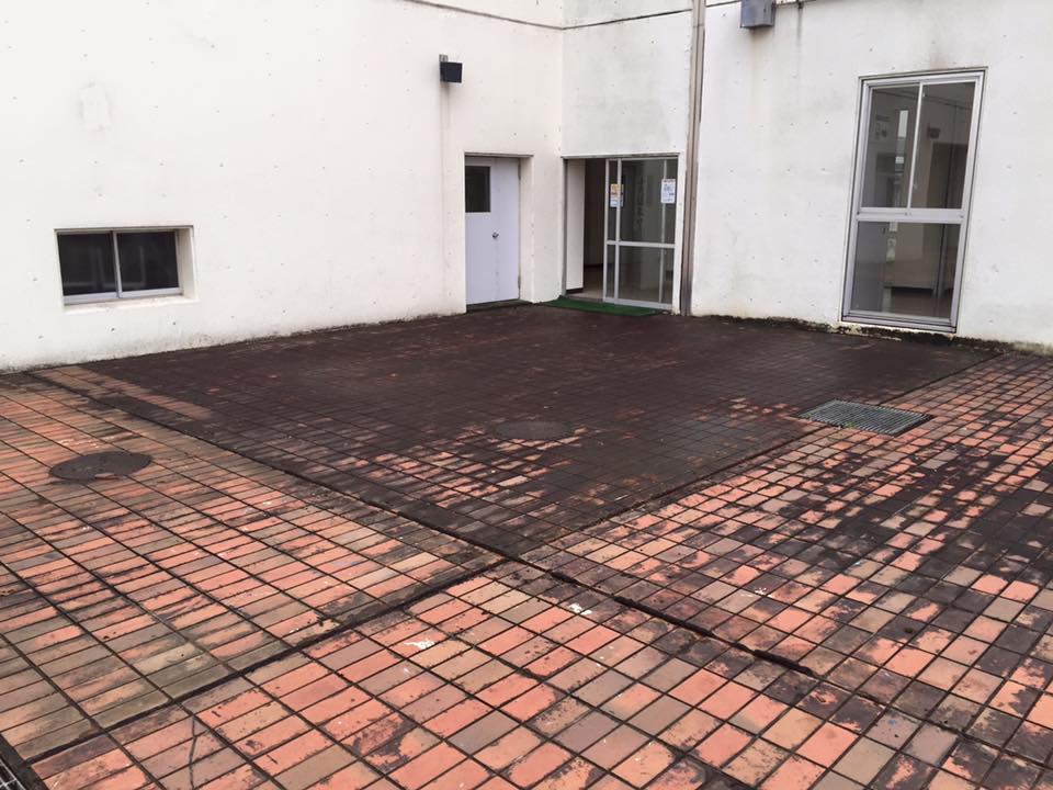 中庭のレンガ敷き清掃 その１ 東京都立清瀬東高等学校 同窓生の会