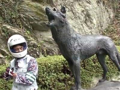 １１９ニホンオオカミ像