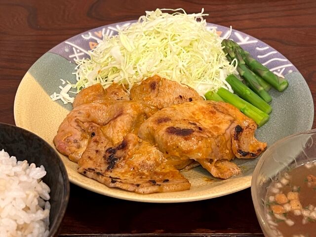 今夜の夕食は 豚漬け焼き定食 雨の金曜日 明日は仕事だ きよすけの悠々備忘録
