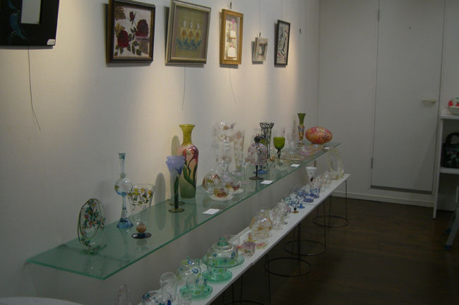 七色展設営1