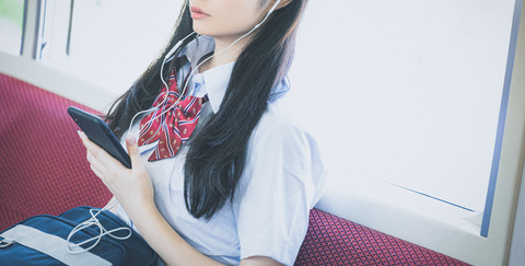 嫁が15日間の海外旅行(一人旅)から帰ってくる。出発の朝まで旅行のことを俺に一切言わず、2歳の娘と息子を実家に預けてまで出掛けた嫁。一体どんな顔で会えばいいのかわからん。