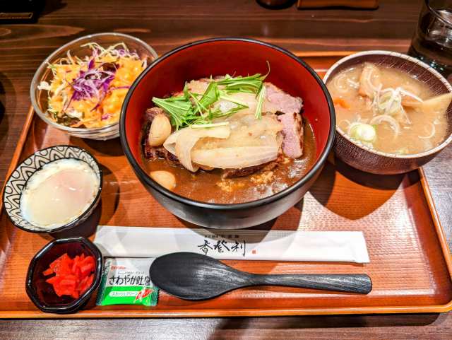 「生姜豚　香登利」（湯島）で「厚切り生姜豚カレー丼」（生姜、にんにくたっぷり～）