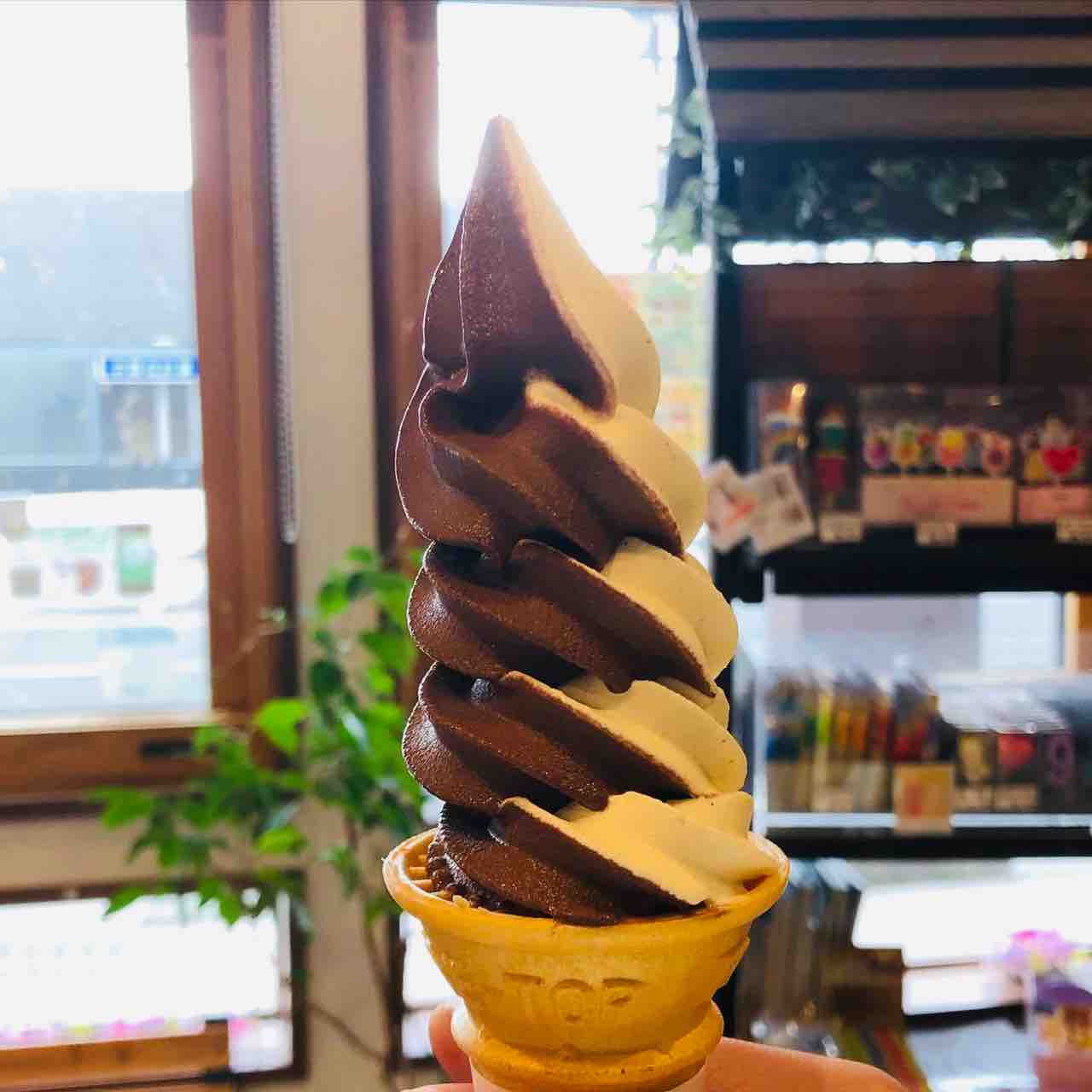 濃厚チョコソフトクリームが今年もスタート みやたけ菓子舗の 大人もハマる美味しさ ミックスもおすすめ ニセコ倶知安ブログ 羊蹄山麓カントリーロード 22