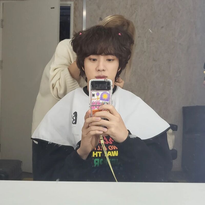 🎤BTS・ジン、まさにキュート！レアなヘアカット姿でスマホを持つ両手にもキュンキュン : エンターテイメントまとめサイト