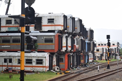 プルワカルタの廃車両群 解体が始まる Jabodetabek Commuters News