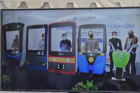 インドネシア最後の希望 国営企業相エリックトヒル5系に乗車 6月17日 Jabodetabek Commuters News
