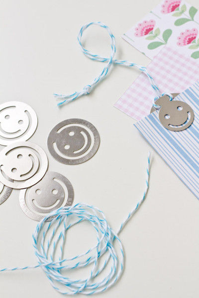 材料は3つだけ! このクリップと、お好きな短冊&ひもを用意してね☆