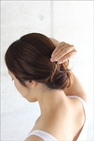サイドの髪をそれぞれねじって、 ヘアピンで後ろに固定し完成!