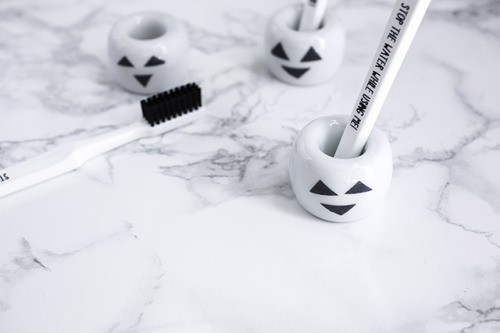 MUJIの歯ブラシスタンドをハロウィン仕様に