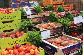 たとえば、野菜の売り場でも さまざまなフルーツの箱の間に ミントのブーケ。 緑が入っているだけで とってもおしゃれ~。