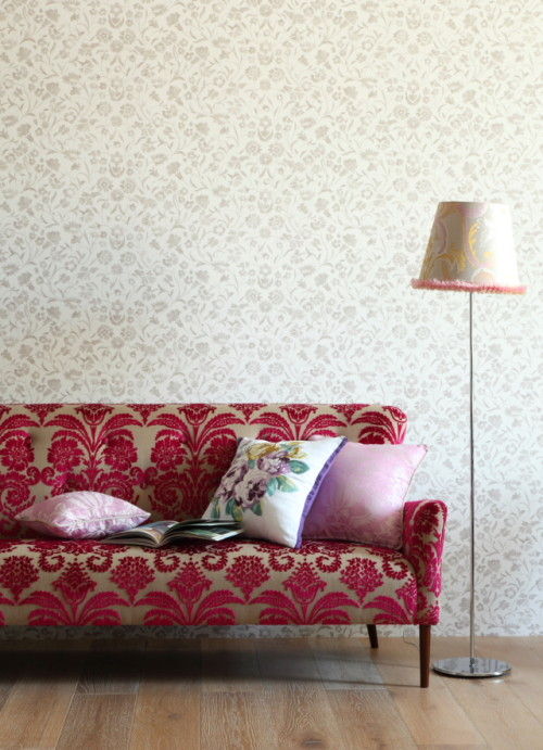 独特のカーブを描く背面とアーム。 1950年代イギリスの家具デザインからインスパイア。 FESTIVAL 3 Seater Sofa ¥532,000(¥353,000~) ランプシェード¥27,715、フロアスタンド¥30,000 クッションカバー左から¥3,200、¥6,500、¥3,800(中材は別売り)