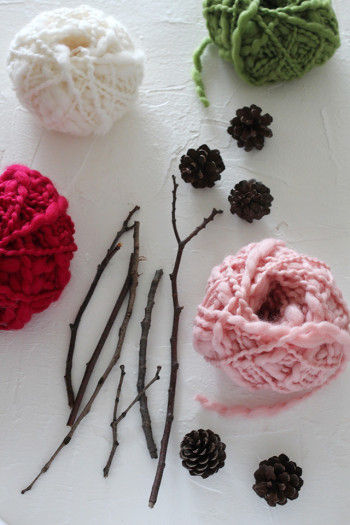 【材料】 ・木の枝 ポキポキっと手で折れるくらいの枝1本（20cmくらい）で１個作れます。 ・毛糸（1個につき30cmくらい使用します） 色はお好みで、少し太めの毛糸の方が巻きやすいです。