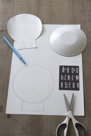 スカルは、手持ちのお皿で形をとります。 あとははがきを半分に切ったもの 紙にお皿で円を描いて、アゴの部分になる所は はがきをあてて描き写してみてね。 これでスカルの形が出来上がり。