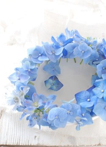 余った花を浮かべても涼しそう。 貝殻やキラキラ光る石などを一緒に入れると これだけで、夏がそこまで やって来ているかのようです。