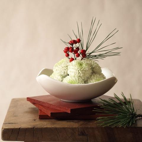 スプレーマム2本でできる!鏡餅みたいな簡単お正月アレンジメントの作り方