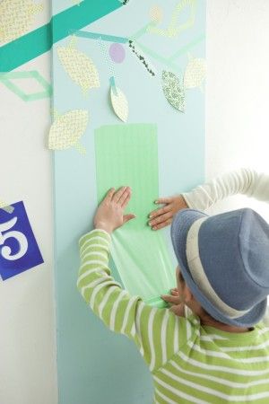 子どもたちも楽しみながら、 木の幹をつくったり、身長を測ったり……。