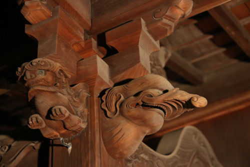 桶屋町の天満宮の柱には 象のモチーフが刻まれています。