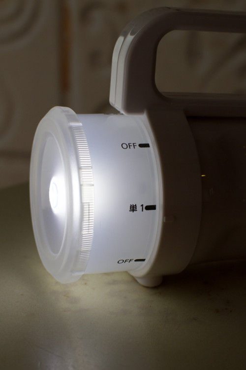 災害を経験してこその発想! 乾電池の種類を選ばない懐中電灯