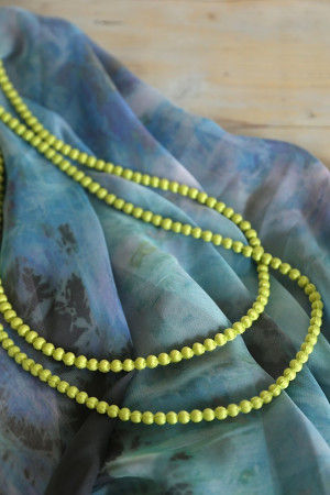 そんなイメージのストールと 蛍光グリーンのネックレスを合わせてみました。 蛍光色もネックレスやブレス、ベルトなど 「小面積」であれば抵抗なく身につけられます。