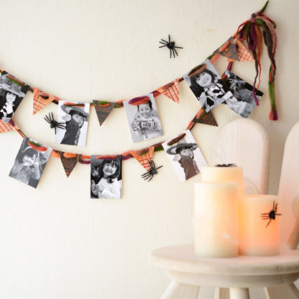 子どもの写真をおしゃれに飾ろう! モノクロ写真のハロウィンガーランド