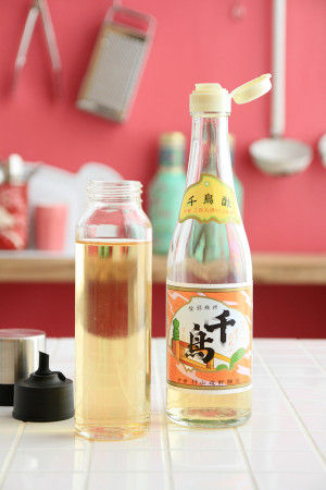 買ってきたままの調味料の瓶は、ふだん扱うには大きすぎたり、 キャップ口が大きくてドボドボ出しすぎたりすることがあるので 調味料入れに移し変えると便利ですよね。