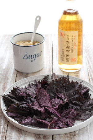 【材料】 赤シソ ・・・・・・ 1袋(300g) お酢 ・・・・・・ 300g(クエン酸やレモンでも可) 砂糖 ・・・・・・ 300g お水 ・・・・・・ 1800ℓ ※砂糖やお酢はお好みで調整ください
