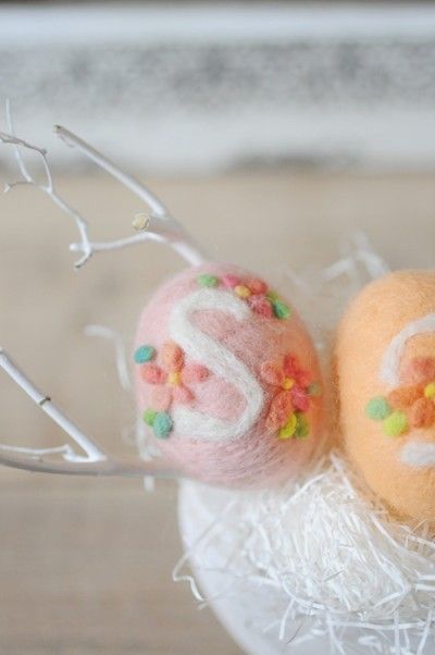 刺繍糸を使う刺繍とちがって 目の大きさをそろえたり、 糸端の始末に気を配る必要がないのが、「羊毛刺繍」の手軽なところ。