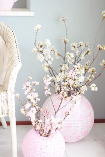 noda_0329_02 100円紙提灯を使って桜を活ける