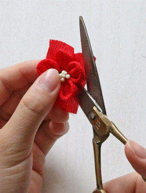乾いた花の底の部分の余分な布をカットします。これでつまみ細工の梅の花の1輪完成です。