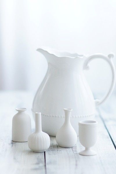 次に、器を準備します^^ 器は白い色で揃えました! 白い花器は、 どんな花色にも合う万能選手。 とても使い勝手がいいです。