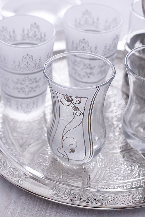 きらきら感あふれるアラビアン・ティーグラスとティートレイ