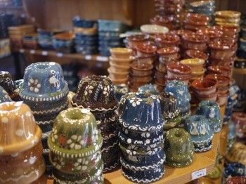 スフレンハイムはクグロフ型でも有名です。 アルザス地方では、色とりどりのクグロフ型もあります。