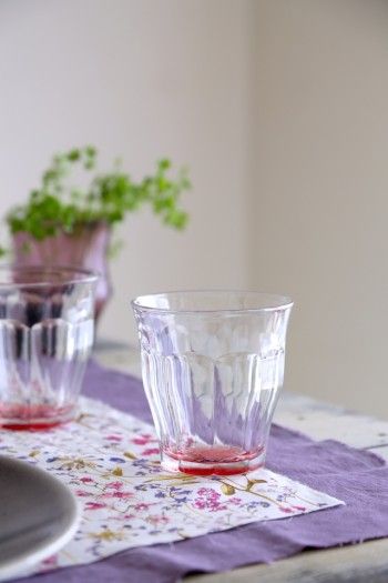 グレイッシュな器が多いと 地味な印象のテーブルになりがちなので、 ガラスのキラキラ感と ベリーカラーで初夏らしさを忘れずに・・・・・・^^
