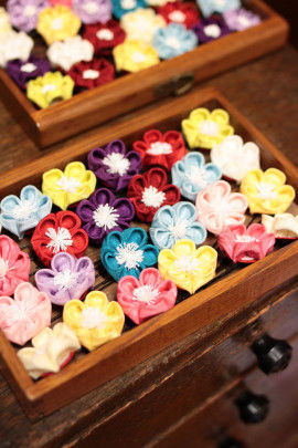 マカロンのようにカラフルで可愛いそめ花シリーズ、梅のUピン。